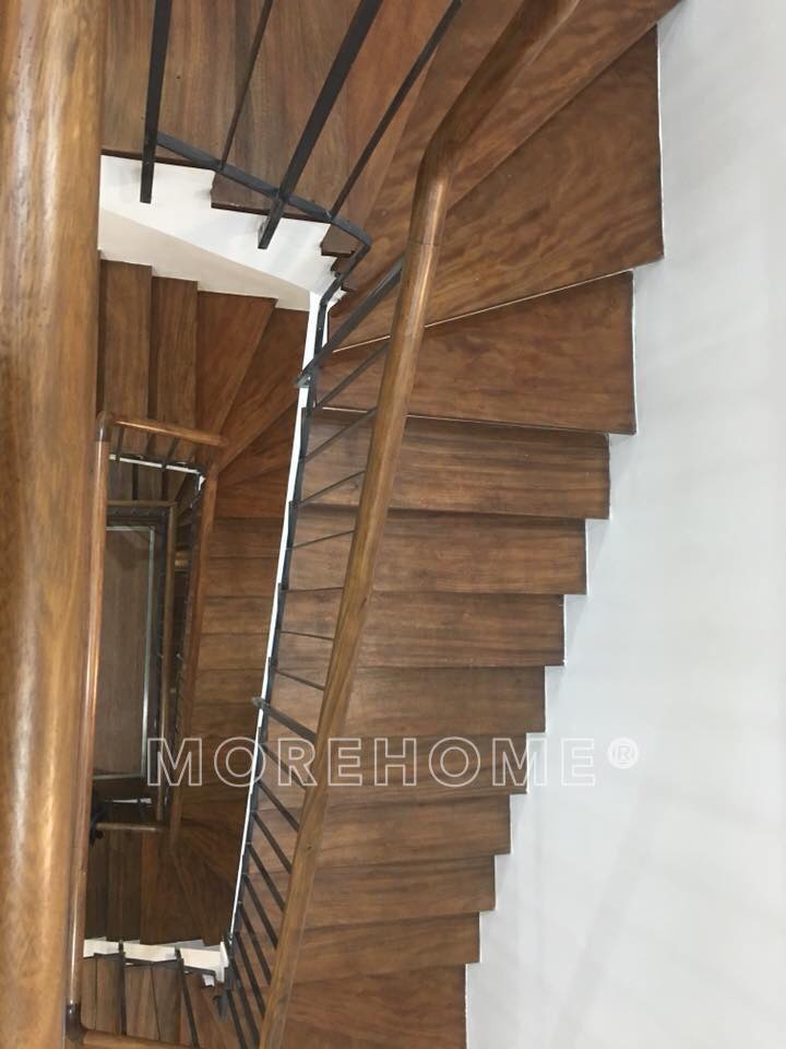 Thi công cầu thang gỗ vuông tự nhiên xoắn ốc